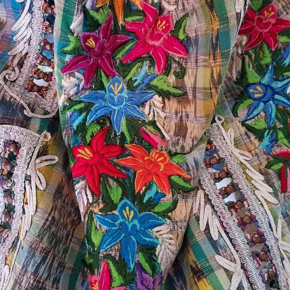 Ladies Designer Apron with Embroidered Detail: Scallop Edging: Zip Pockets. - Picture 10 of 16